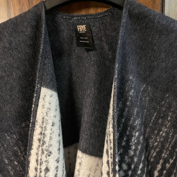 Frye cape - Picture 3 of 4